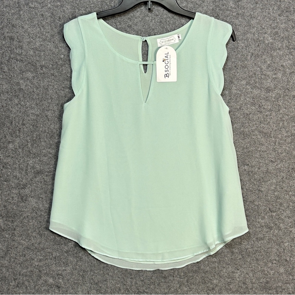 B. Social-A Cut Above Size M Mint Green Sleeveless Top Scalloped Cap Sleeve New
